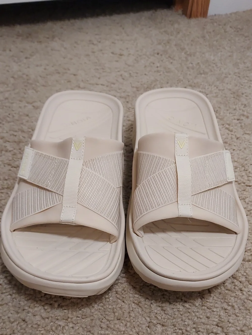 Vionic Slides In Cream( Size 8)